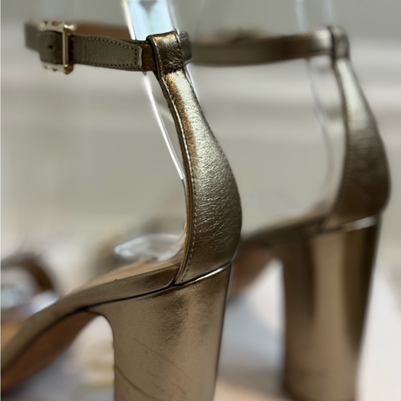 Can You Find A Better HOLIDAY VALENTINO HEEL??!! - Picture 3 of 10